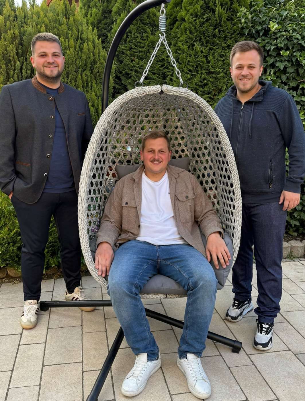 Die drei Gründer von EaseAir mit dem Hängesessel